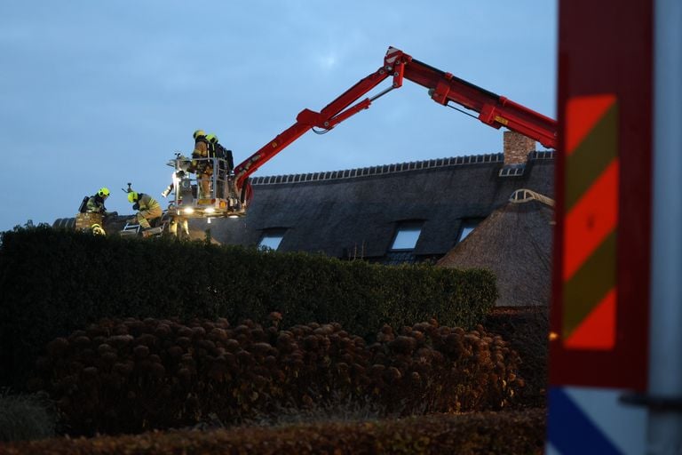 De brandweer is druk doende (foto: Sander van Gils/SQ Vision).