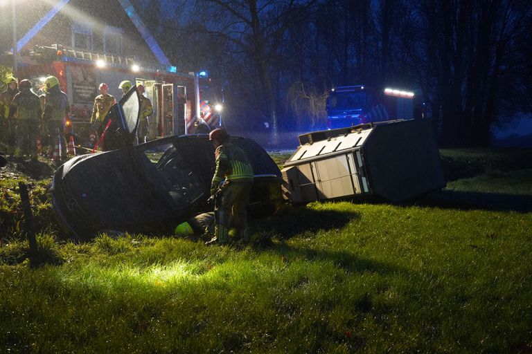 Het ging rond acht uur mis op de Groenendijk in Oosteind (foto: Jeroen Stuve/SQ Vision).