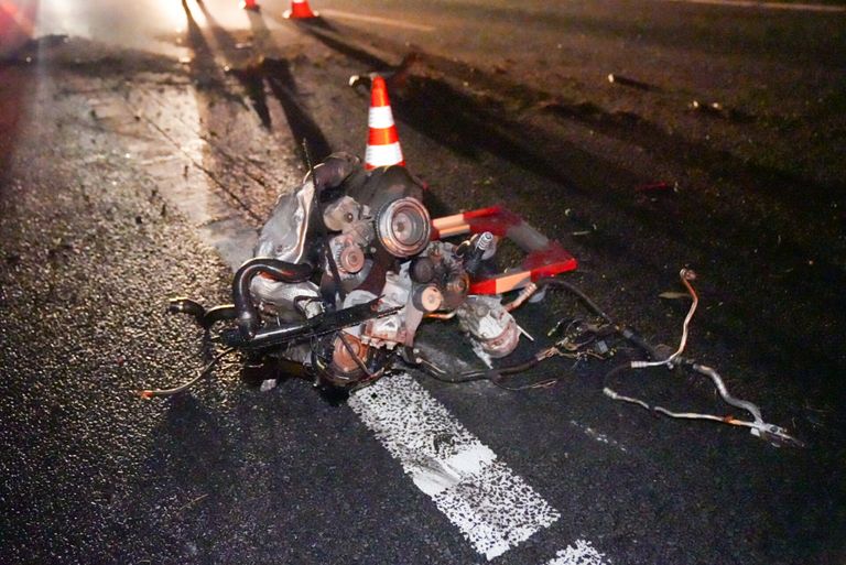 Het motorblok schoot op de A67 bij Mierlo uit de gecrashte auto (foto: Harrie Grijseels/SQ Vision).