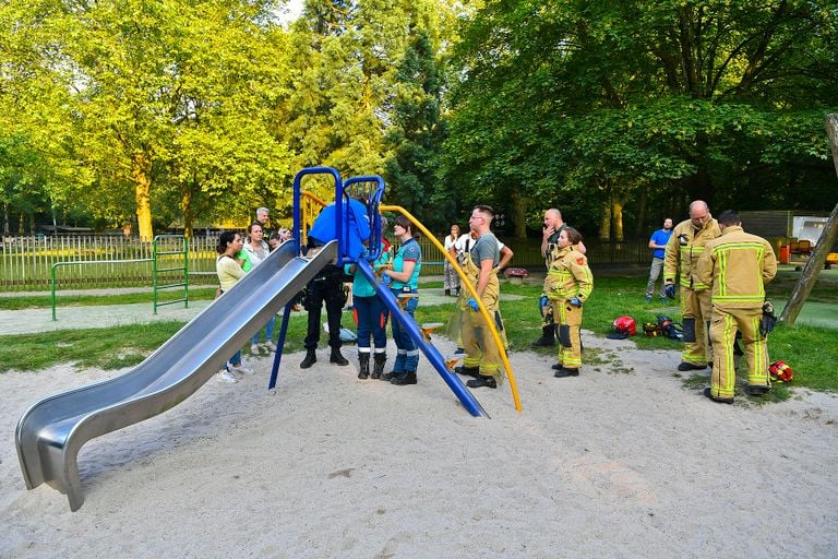 Hulpverleners proberen het meisje gerust te stellen en te helpen (foto: Rico Vogels/SQ Vision Mediaprodukties).