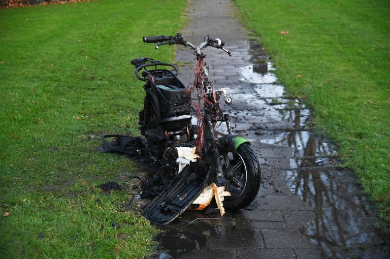 De door brand zwaar beschadigde deelscooter (foto: Perry Roovers/SQ Vision).