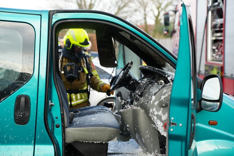 Busje uitgebrand (foto: Erik Haverhals/SQ Vision).