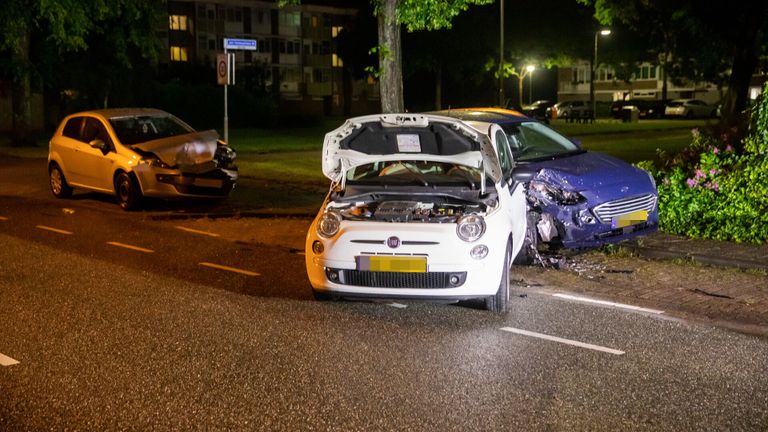 Bij de aanrijding in Roosendaal raakten drie auto's zwaar beschadigd (foto: Christian Traets/SQ Vision).