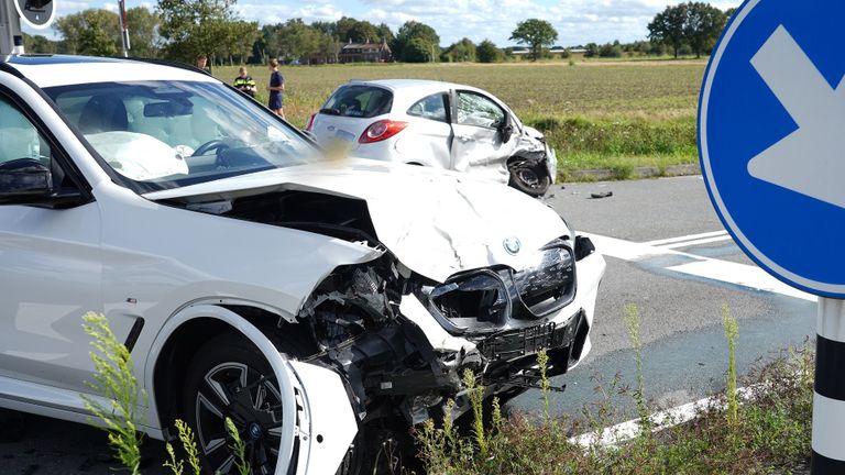 Grote schade aan beide wagens (foto: Jeroen Stuve/SQ Vision). 