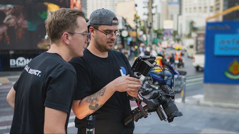 Friso aan het werk als filmmaker (beeld: Vergezocht/Omroep Brabant).