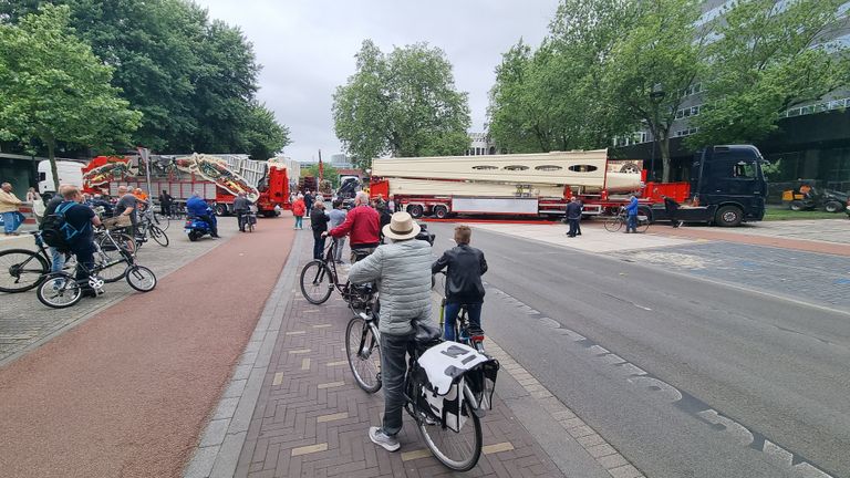 De opbouwwerkzaamheden trekken veel publiek (foto: Collin Beijk)