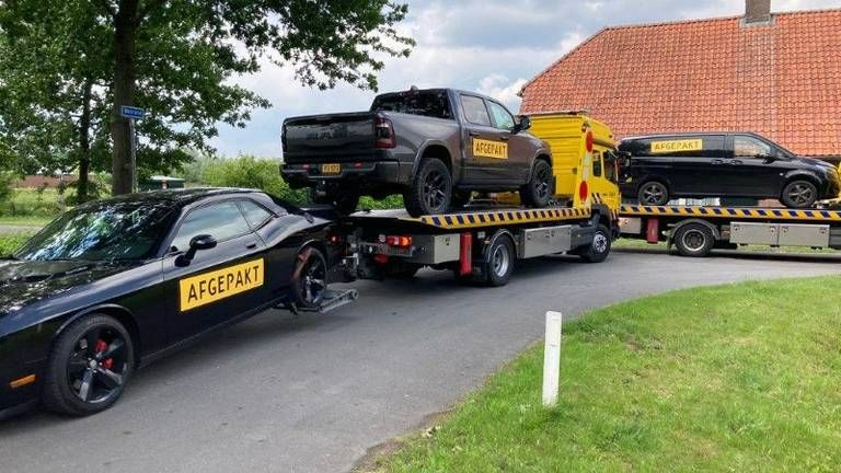 Bij de inval aan de Roond in Boxtel werden onder meer auto's in beslag genomen (foto: politie).