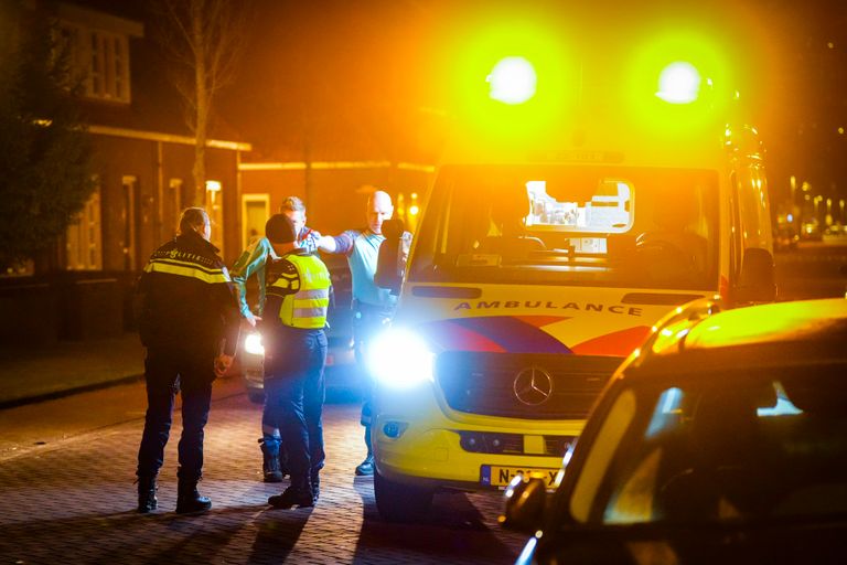 De bewoonster van het appartement waar de brand woedde, werd nagekeken in een ambulance (foto: SQ Vision).