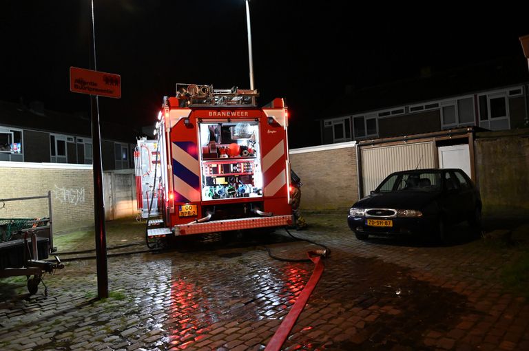 De brandweer was lange tijd bezig om de brand aan het Leeuwenhof onder controle te krijgen (foto: Perry Roovers/SQ Vision).