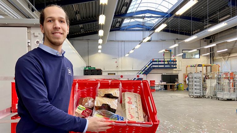 Vestigingsmanager Jordi Douw in de nieuwe tijdelijke loods in Roosendaal (foto: Erik Peeters)