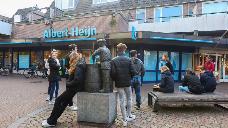 De Albert Heijn-winkel in Best werd vanwege het vrijgekomen gas ontruimd (foto: Arno van der Linden/SQ Vision).