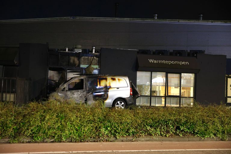 Het vuur sloeg over naar het bedrijfsgebouw aan de Schouwrooij in Boxtel (foto: Sander van Gils/SQ Vision).