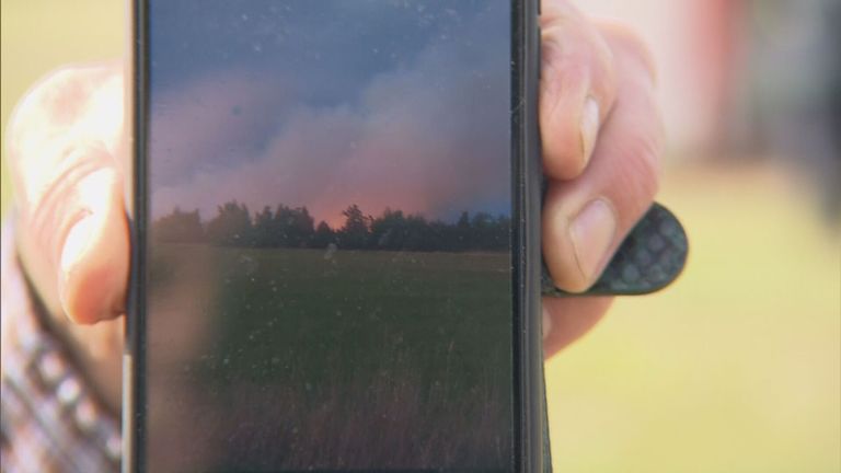 Jan laat zien wat hij vanochtend zag in De Peel (beeld: Omroep Brabant).