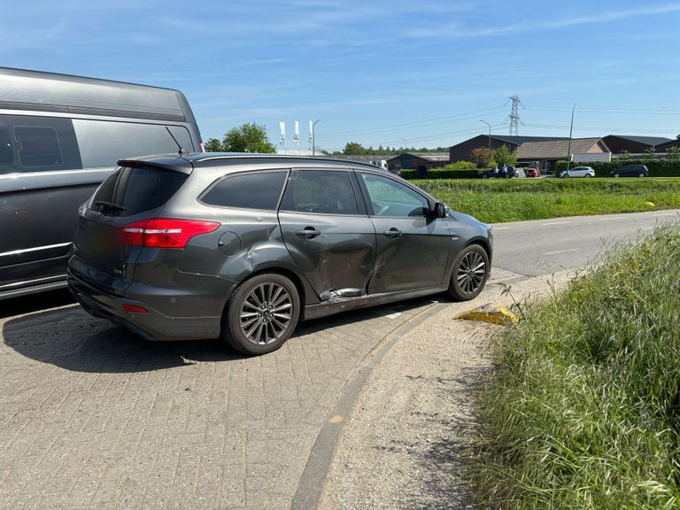 Hoe het ongeluk op de Achterdijk in Mill kon gebeuren, wordt onderzocht (foto: Marco van den Broek/SQ Vision).