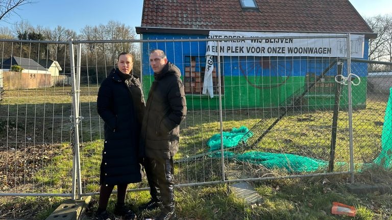 Leonie en Bart Hülters voor het perceel waar Alwel wil gaan bouwen (foto: Ronald Sträter).