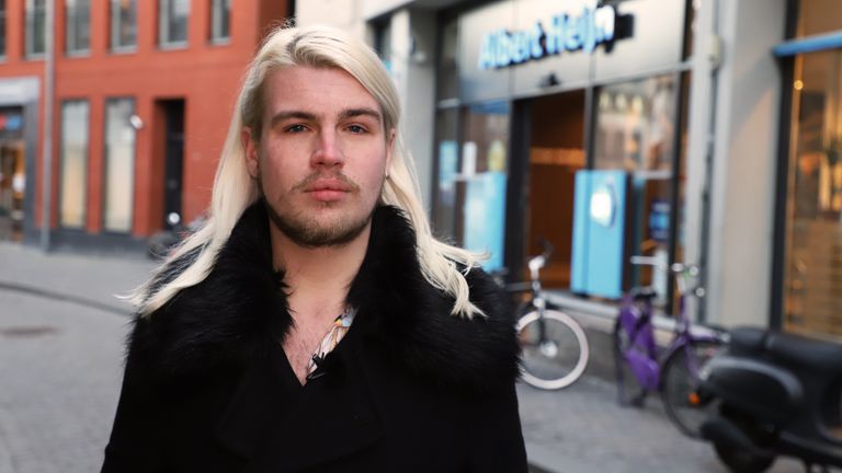 Joey kan niet hand in hand over straat met zijn vriend (foto: Collin Beijk)