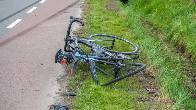 Van een van de geraakte fietsen in Udenhout is weinig over (foto: Jack Brekelmans/SQ Vision).