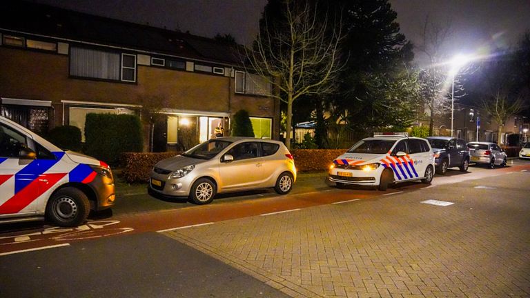Politieauto's in de Antwerpenlaan in Eindhoven (foto: Dave Hendriks/SQ Vision).