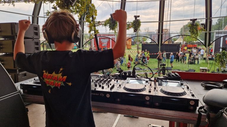 Dj Bram Bam mag draaien tijdens de avondvierdaagse (foto: Tom Berkers).