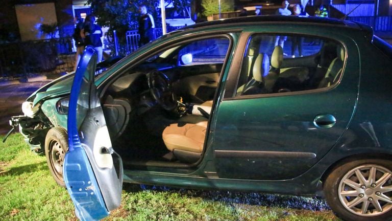 Een van de auto's die bij de botsing in de Burgemeester Van Houtlaan in Helmond betrokken was (foto: Harrie Grijseels/SQ Vision).