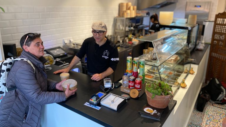 Yolanda van Vugt en Rachid el Hajoui in de couscousbar (foto: Jan Peels)