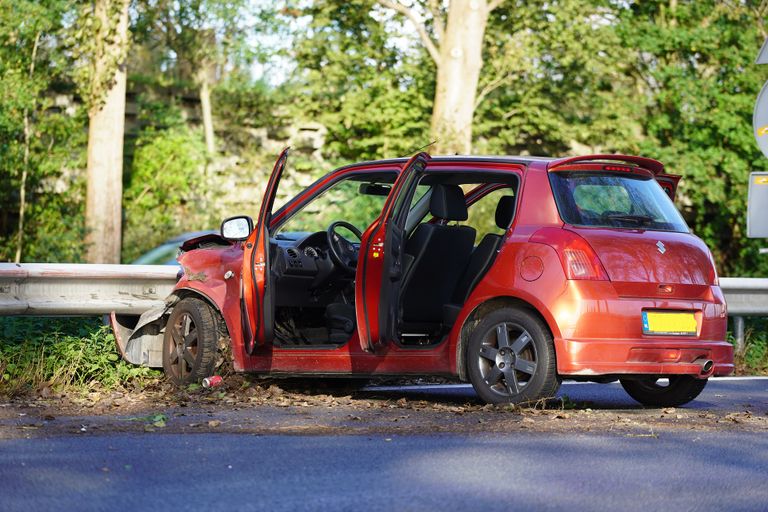 De automobilist was de macht over het stuur kwijtgeraakt (foto: foto: Jeroen Stuve/SQ Vision).