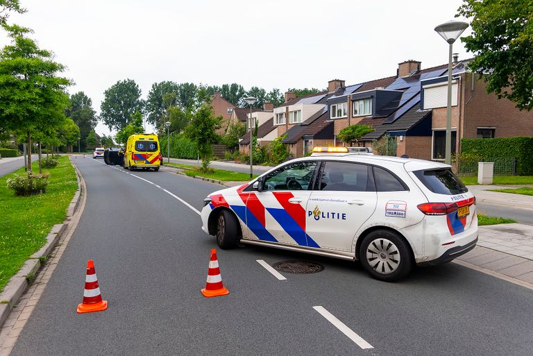 Vanwege de bergingswerkzaamheden werd de Hazenkamplaan in Oss enige tijd afgesloten (foto: Gabor Heeres/SQ Vision).