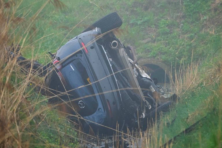 De auto eindigde in een greppel naast de Hustenweg (foto: Gabor Heeres/SQ Vision).