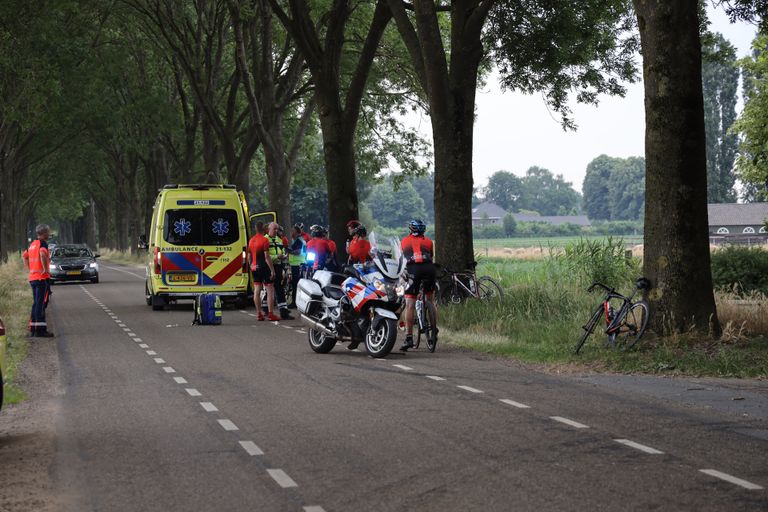 De wielrenner liep bij zijn val op de Laageindsedijk in Rijkevoort een flinke hoofdwond op (foto: Marco van den Broek/SQ Vision).