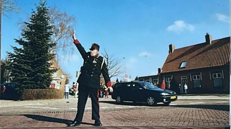 Als Willeke de Pliesie zijn hand omhoog deed, stopte iedereen voor de optocht (foto: Stichting Kommissie Vastenaovond Dwergonië).