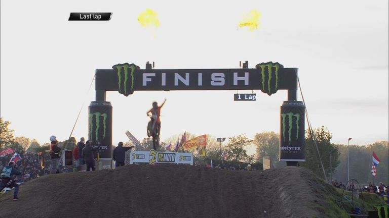 Herlings komt over de finish.