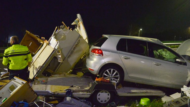 Het ongeluk op de A58 gebeurde rond kwart voor een donderdagnacht (foto: Perry Roovers/SQ Vision).