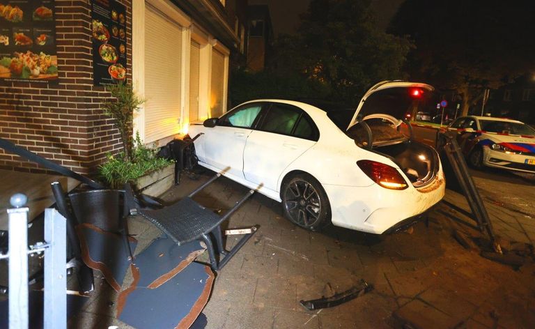 De auto kwam tegen de gevel van de zaak tot stilstand (foto: Bart Meesters).