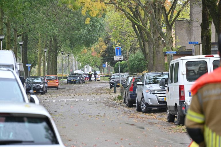 De politie zette een deel van de Wouter Berthoutlaan in Etten-Leur af (foto: Tom van der Put/SQ Vision).