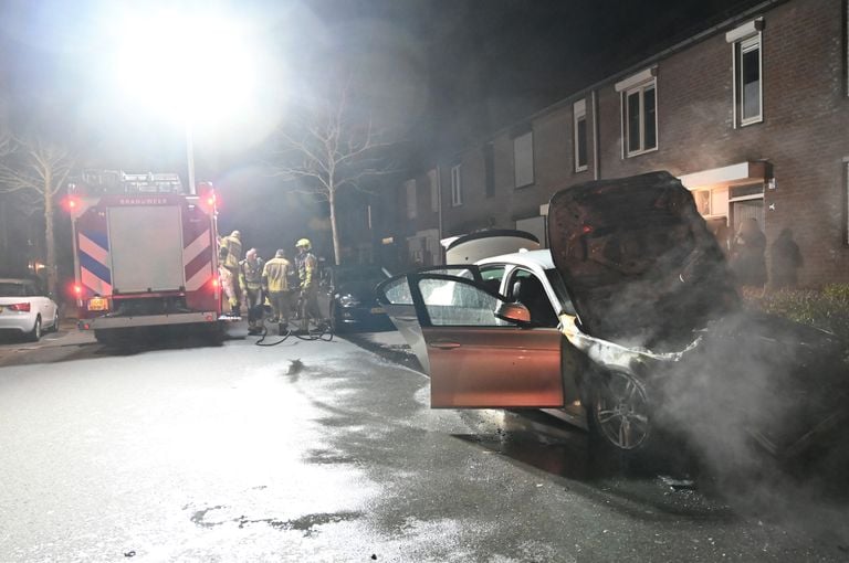 De brandweer was er snel bij, maar kon niet voorkomen dat de auto in de Kesterenlaan in Breda verloren ging (foto: Perry Roovers/SQ Vision). 