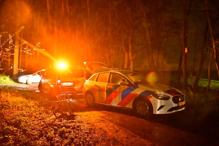 De politie onderzoekt wat er precies gebeurd is aan de Fressevenweg in Bergeijk (foto: Rico Vogels/SQ Vision).