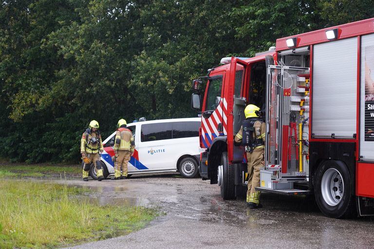 De brandweer heeft de vaten rechtgezet en de politie doet onderzoek (foto: Jeroen Stuve/SQ Vision).