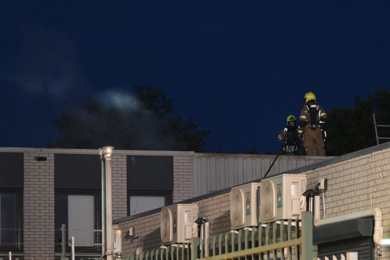 Omdat er rook uit het dak kwam, moest de brandweer het dak op (foto: Perry Roovers/SQ Vision).