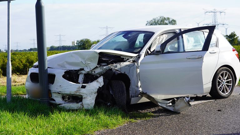 De schade aan een van de auto's na de botsing in Den Hout is aanzienlijk (foto: Jeroen Stuve/SQ Vision).