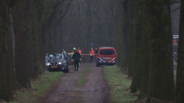 De gedumpte vaten werden gevonden op de kruising van de Karweg met de Eiweg in Escharen (foto: Marco van den Broek/SQ Vision).