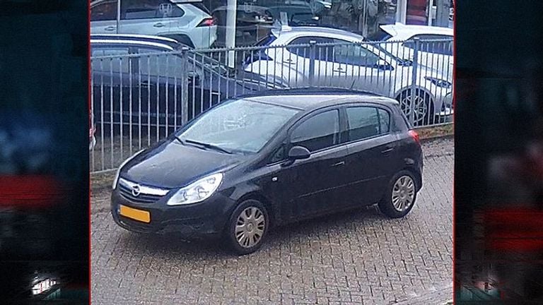 Eén van de twee auto's waarvan de schutter gebruikmaakte, een Opel Corsa (foto: Opsporing Verzocht).