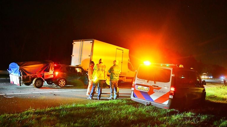 Auto met aanhanger botst op busje (foto: Rico Vogels / Persbureau Heitink).