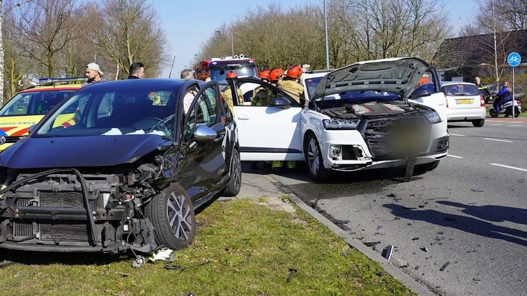 Bij de botsing liepen beide auto's flinke schade op (foto: Jeroen Stuve/SQ Vision).