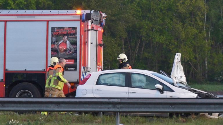 Ook de brandweer werd opgeroepen na het ongeluk op de A58 bij Ulvenhout (foto: Perry Roovers/SQ Vision).