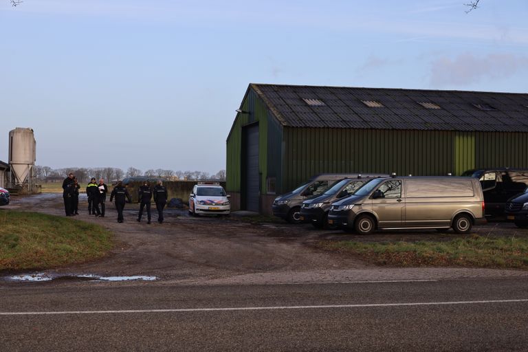 Agenten bij de mogelijke productielocatie voor drugs (Foto: SQ Vision/Kevin Kanters).