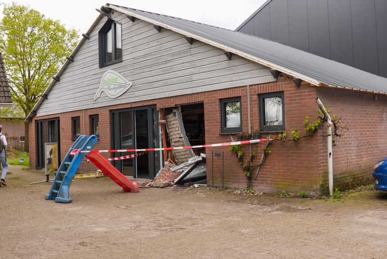 De boerderijwinkel in Gemert is na het ongeluk afgezet (foto: Harrie Grijseels/SQ Vision).