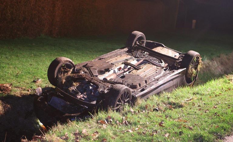 Een bergingsbedrijf werd opgeroepen om de auto uit de Haarense sloot te halen (foto: Bart Meesters).