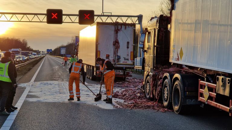 De troep wordt opgeruimd (foto: Sjors van der Pluym).