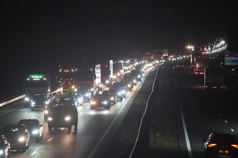 De kop-staartbotsing leidde tot een kilometerslange file vanuit Limburg (foto: WdG/SQ Vision).