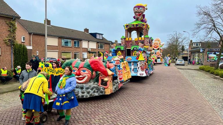 Optocht Strienestad op het punt van beginnen (Foto: Raoul Cartens)